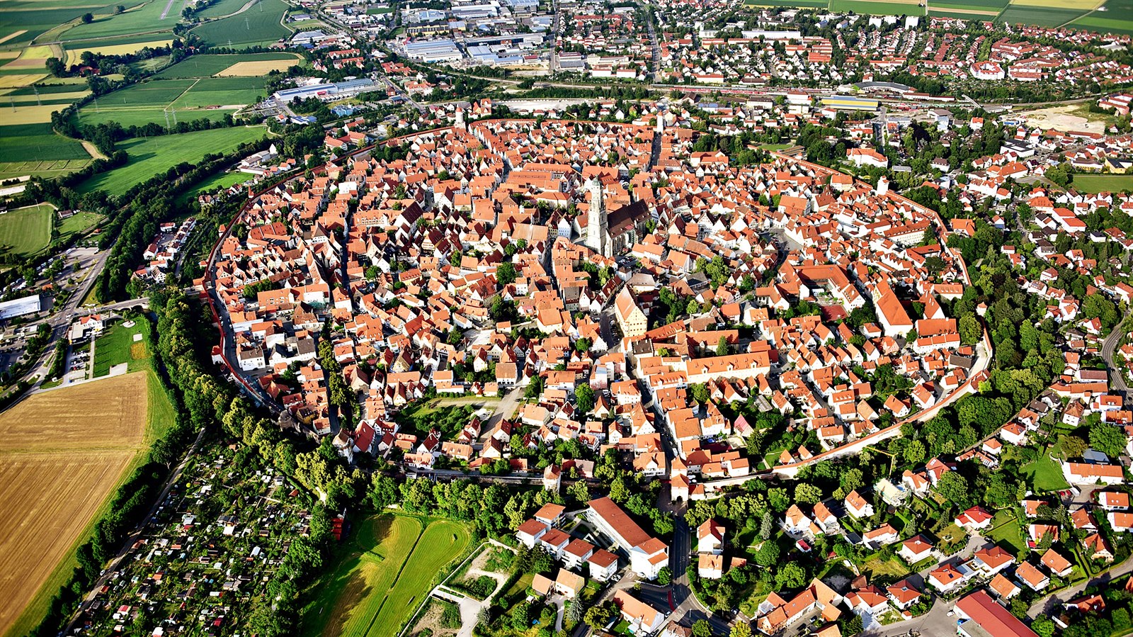 Letecký pohled na město Nördlingen uprostřed kráteru Ries